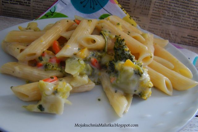 Makron z sosem warzywno serowym 