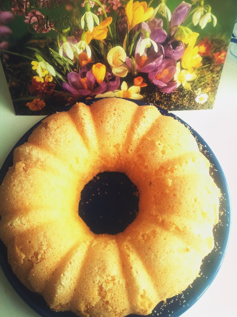 Mała babka cytrynowa z otartą skórką pomarańczy 