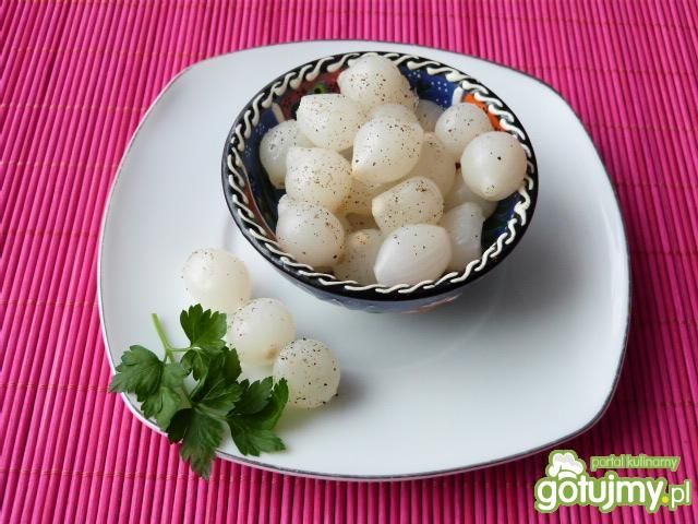 Mała gotowana cebulka do obiadu