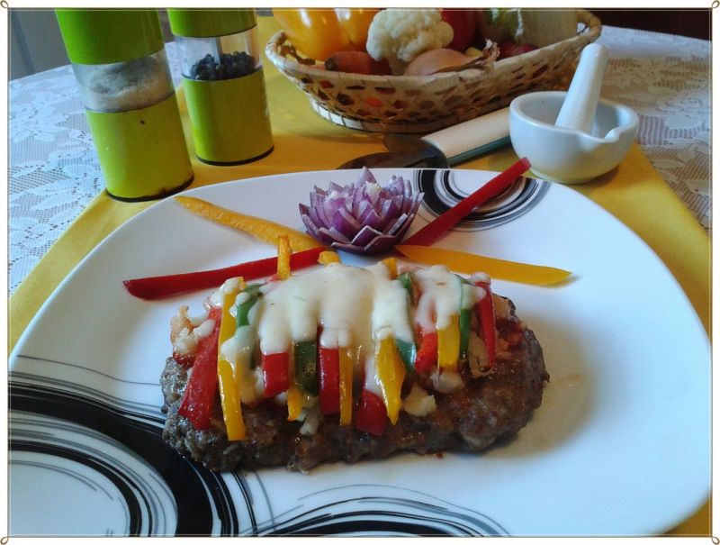  Mała pizza z mięsa mielonego z papryką 