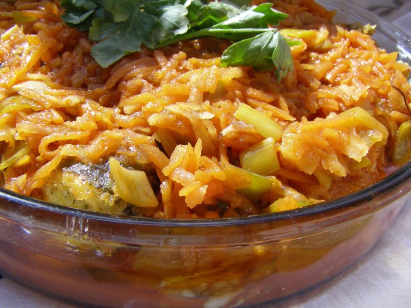 Małe dorsze w z warzywami w pomidorach Małe dorsze w z warzywami w pomidorach