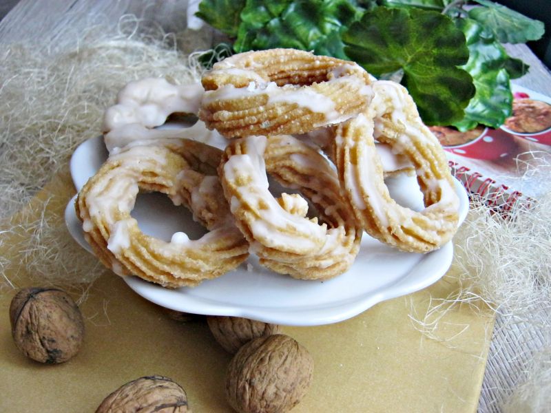 Małe gniazdka (pączki hiszpańskie)