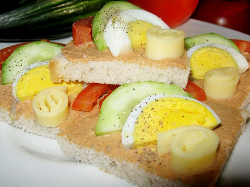 Małe kanapeczki tartinki