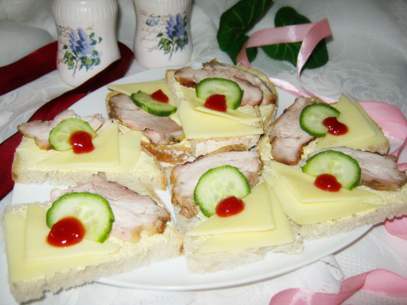 Małe kanapeczki z mięsem i czosnkowa nutką Małe kanapeczki z mięsem i czosnkowa nutką