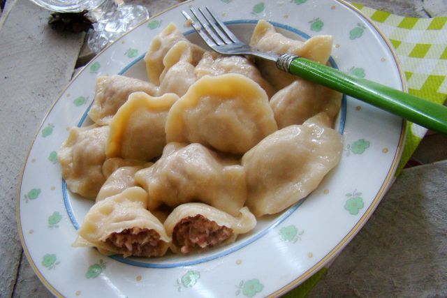 Małe pierożki z farszem wieprzowo- drobiowym  Małe pierożki z farszem wieprzowo- drobiowym