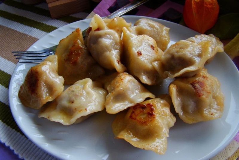 Małe pierożki z pieczarkami i mięsem Małe pierożki z pieczarkami i mięsem