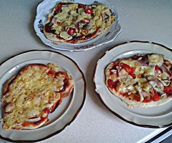 Małe pizze na drożdżach Małe pizze na drożdżach
