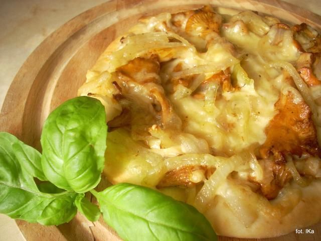 Małe pizze z kurkami 