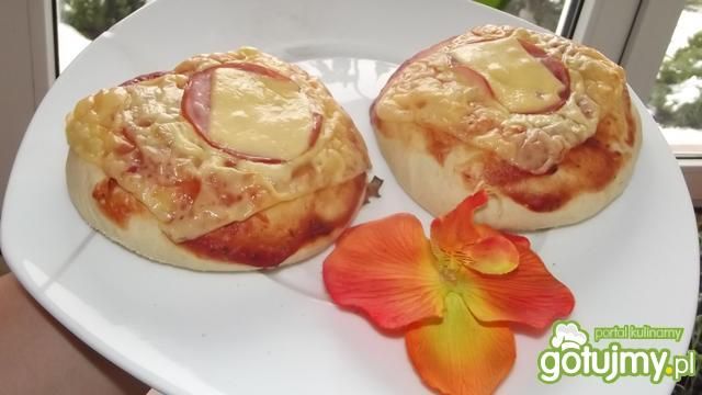 Małe pizze z serem i wędliną  Małe pizze z serem i wędliną
