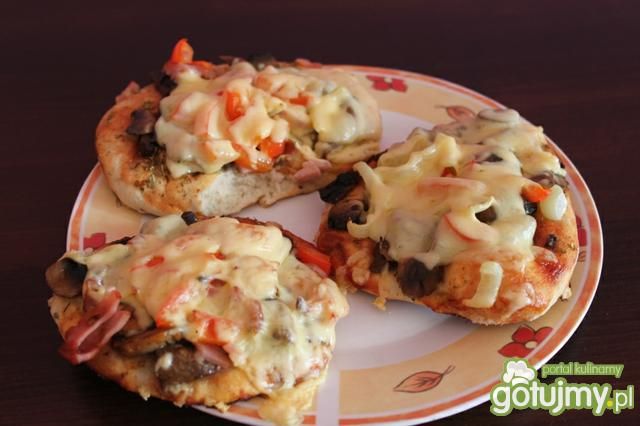 Małe pizzerki  z dodatkami