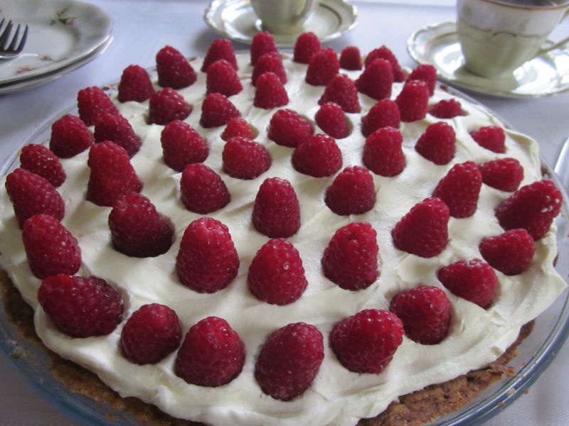 Malinowa tarta z kremem budyniowym