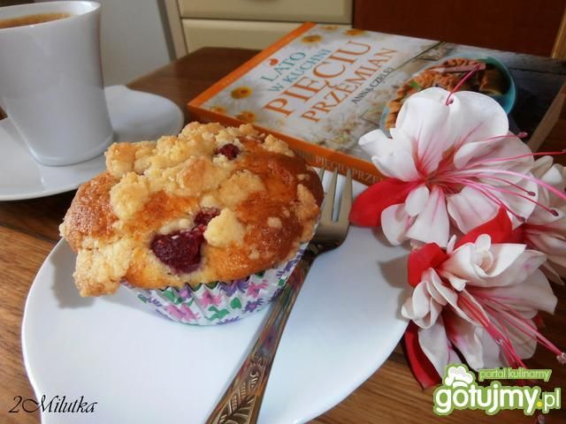 Malinowe babeczki z kruszonką 