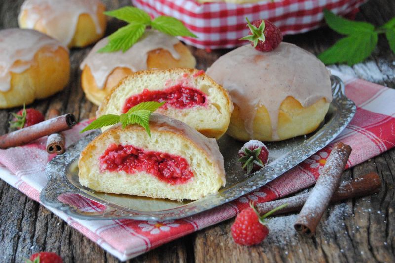 Malinowe bułeczki z cynamonowym lukrem