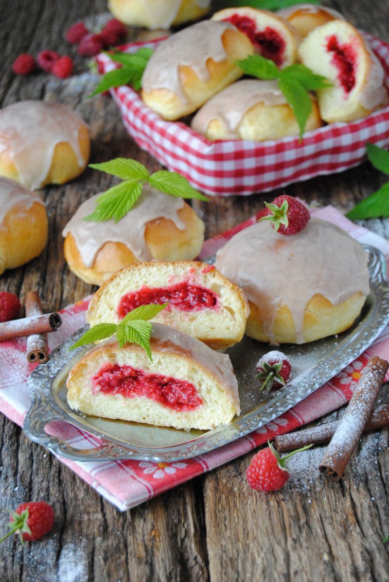 Malinowe bułeczki z cynamonowym lukrem