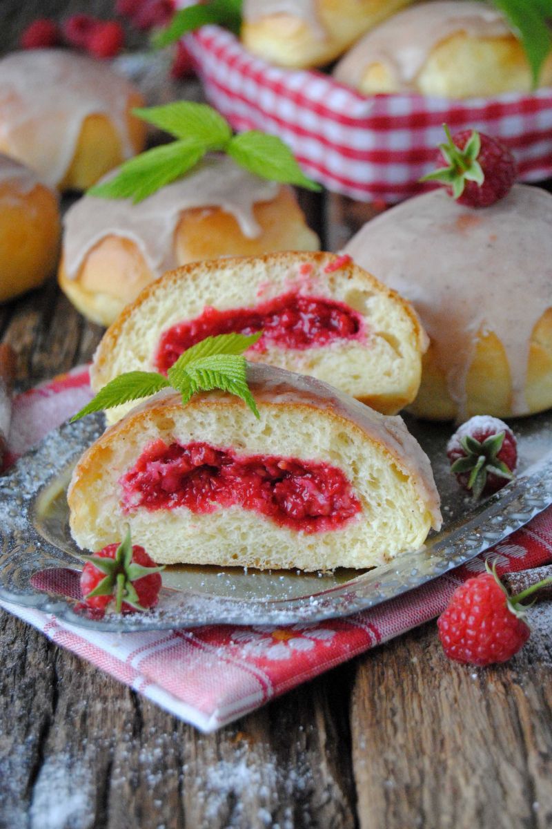 Malinowe bułeczki z cynamonowym lukrem