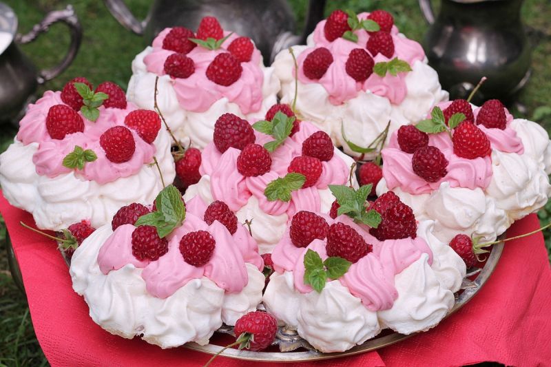 Malinowe mini torciki bezowe Malinowe mini torciki bezowe