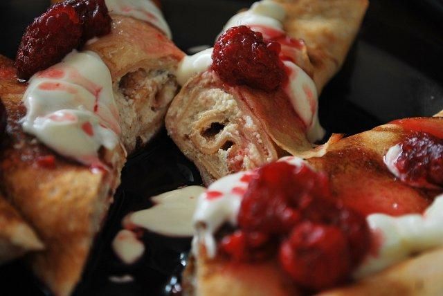 Malinowe naleśniki z białym serem: