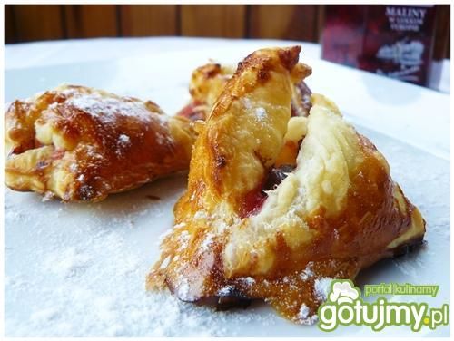 Malinowe piramidy z ciasta francuskiego Malinowe piramidy z ciasta francuskiego