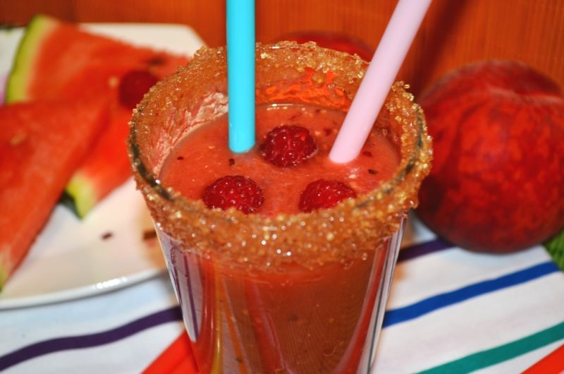 Malinowe smoothie z arbuzem i brzoskwiniami  