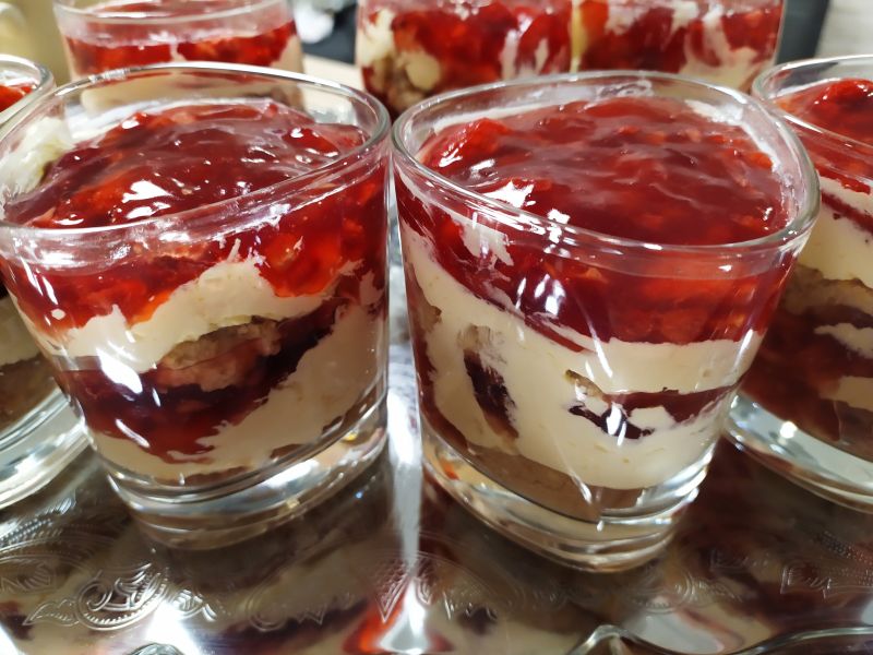 Malinowe tirramisu z kisielem na czerwonym winie Malinowe tirramisu z kisielem na czerwonym winie