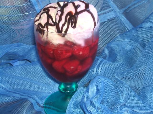 Malinowo-lodowy deser