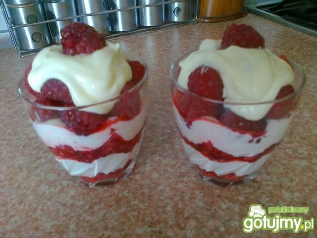 Malinowy deser z serkiem homogenizowanym Malinowy deser z serkiem homogenizowanym