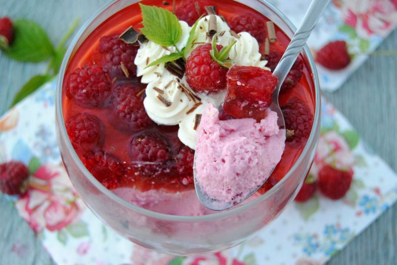 Malinowy sernik na zimno w pucharkach