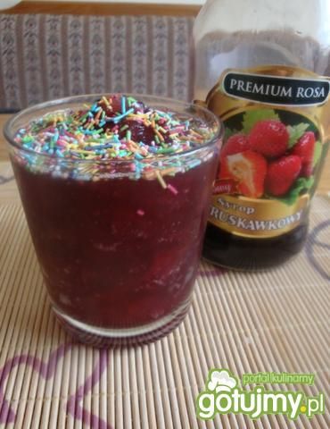 Malinowy sorbet z kolorową posypką Malinowy sorbet z kolorową posypką