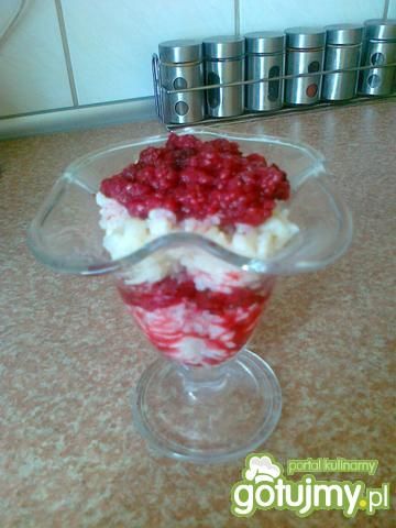 Maliny w cukrze podane z ryżem na mleku Maliny w cukrze podane z ryżem na mleku