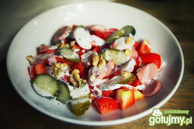 Małosolne z pomidorem i orzechami Małosolne z pomidorem i orzechami