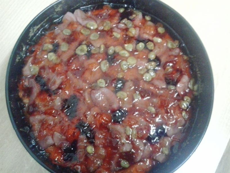 Mały biszkopt z galaretką, owocami oraz kleksikami