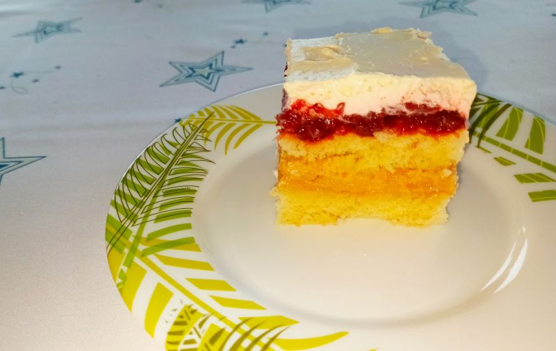 Mały biszkopt z solonym karmelem i truskawkami