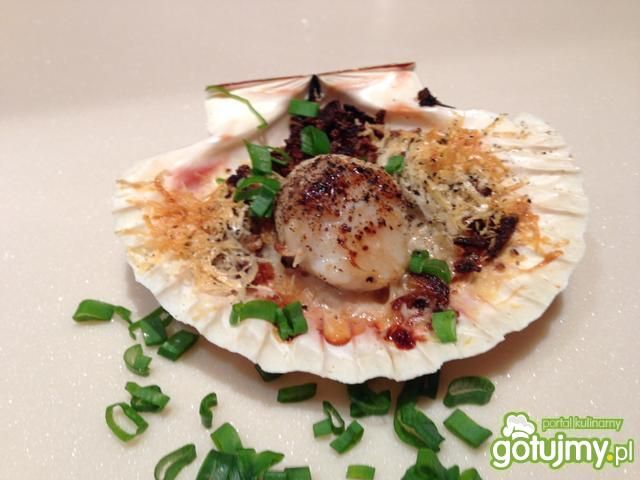 Małże św. Jakuba z diabelskim parmezanem