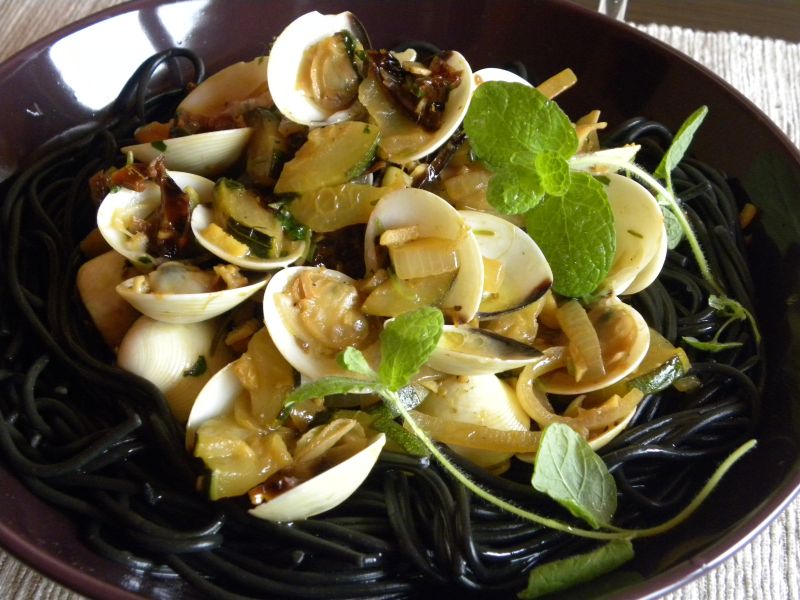 Małże w białym winie na czarnym spaghetti