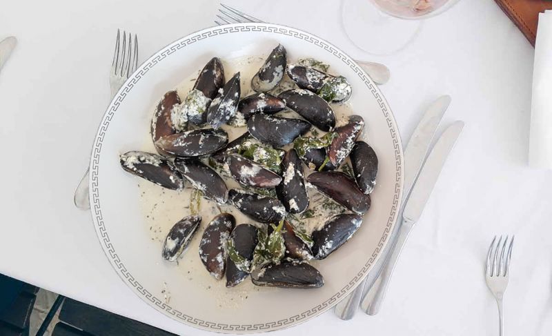 Małże w śmietanie z cząbrem i szpinakiem