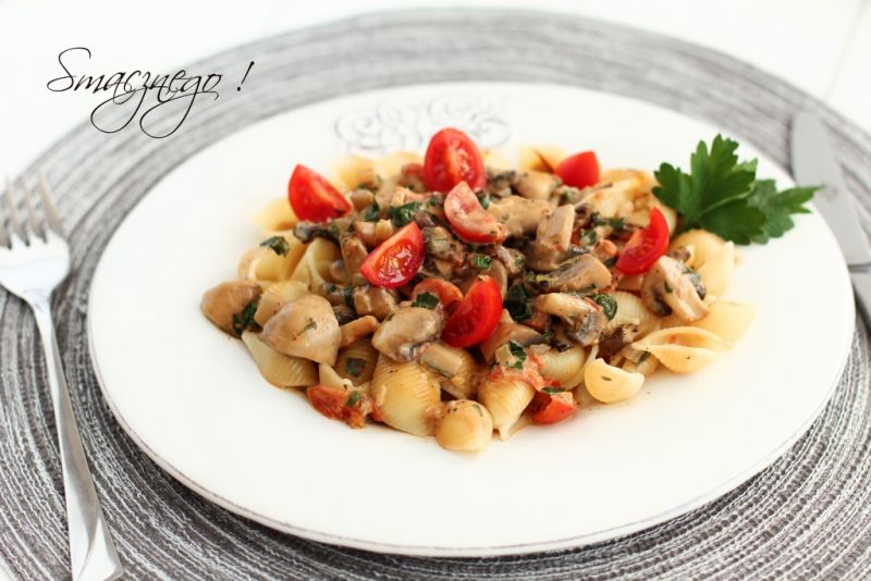 MammaMia z pieczarkami,pomidorkami w pysznym sosie