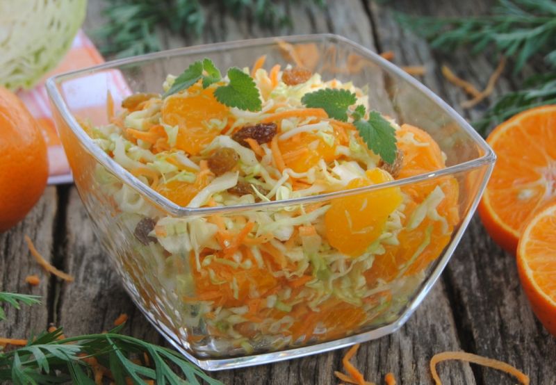 Mandarynkowo-kapuściana surówka Mandarynkowo-kapuściana surówka