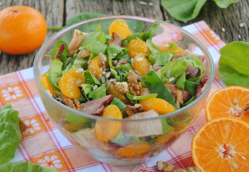 Mandarynkowo-szpinakowa sałatka Mandarynkowo-szpinakowa sałatka