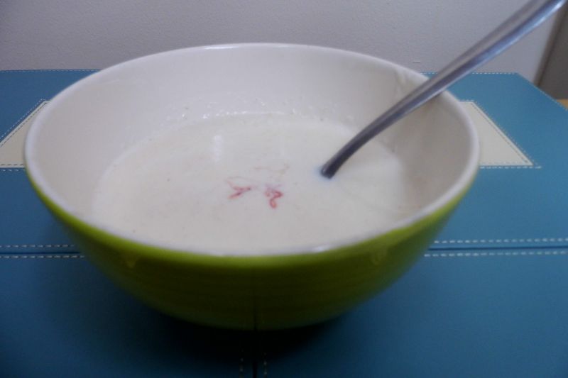 Manna z miodem i sosem truskawkowym