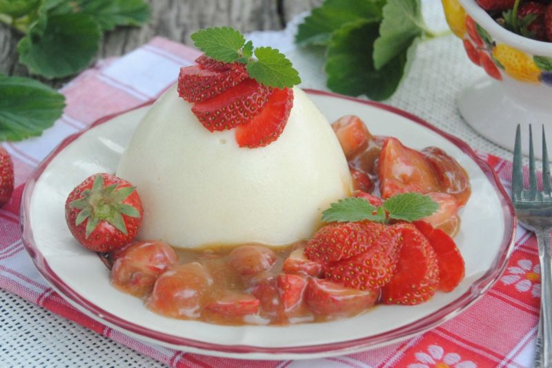 Manna z truskawkami w sosie karmelowym