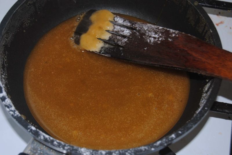 Manna z truskawkami w sosie karmelowym