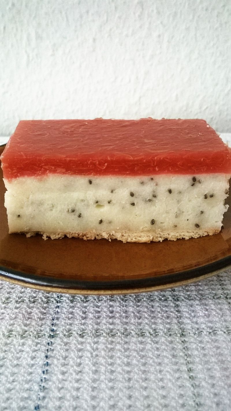 Mannowiec z chia i galaretką rabarbarową Mannowiec z chia i galaretką rabarbarową