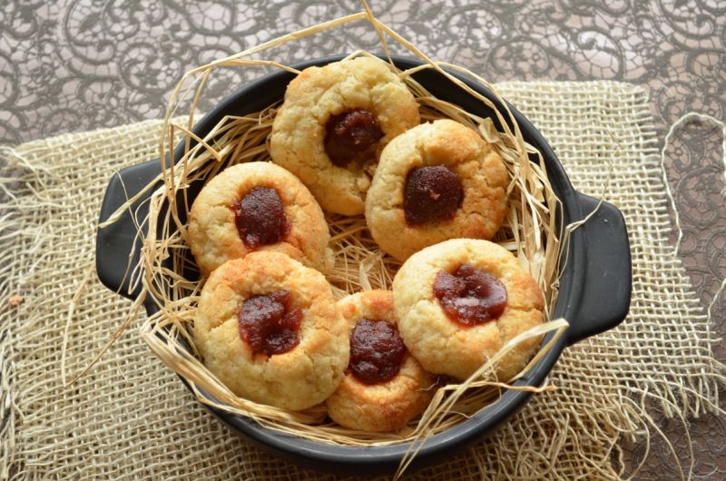 Marcepanowe ciastka z marmoladą 