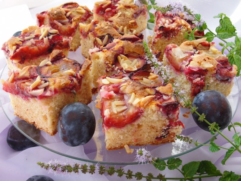 Marcepanowe ciasto z śliwkami Marcepanowe ciasto z śliwkami