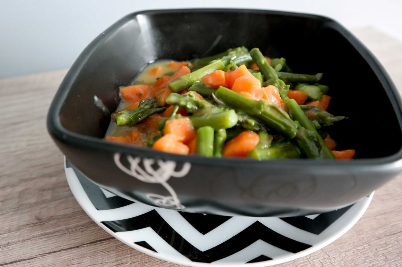 Marchewka oprószana ze szparagami