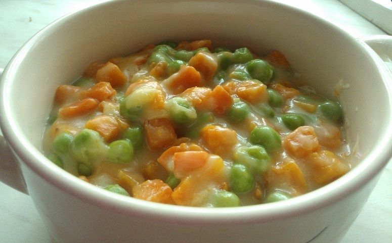 Marchewka z groszkiem i białą zasmażką