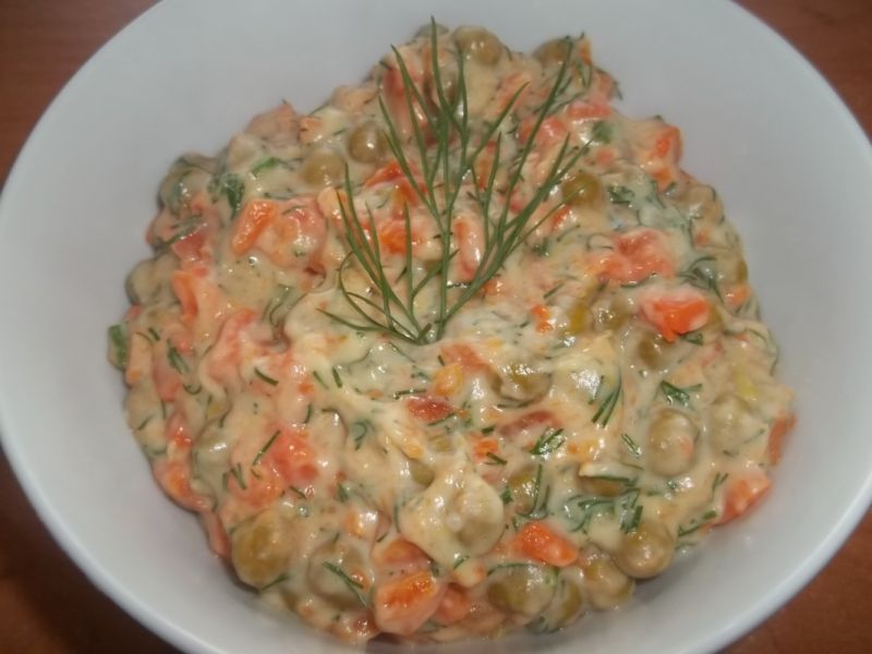 Marchewka z groszkiem i sos śmietanowo - koperkowy