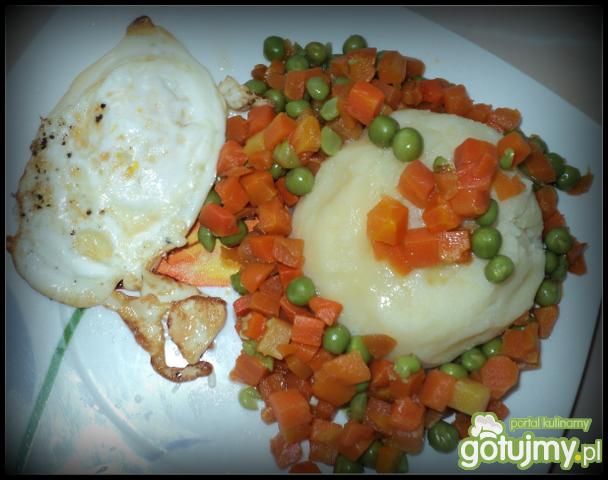 Marchewka z groszkiem podana z jajkiem 