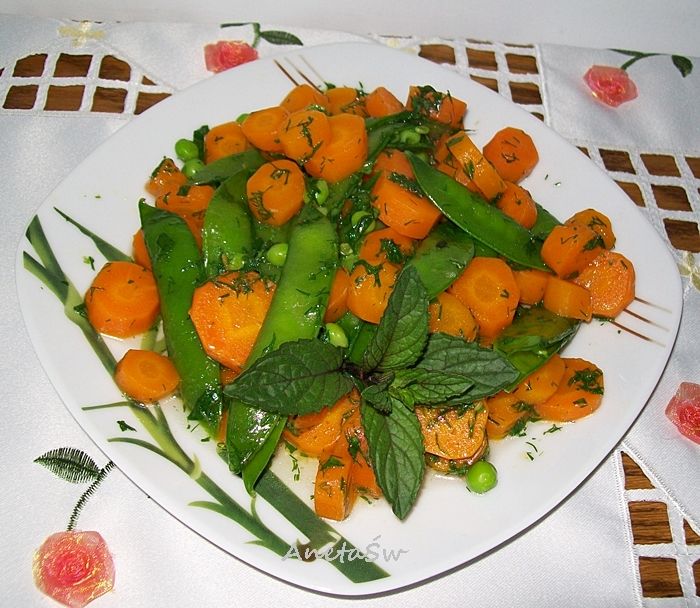 Marchewka z groszkiem w strączkach Marchewka z groszkiem w strączkach