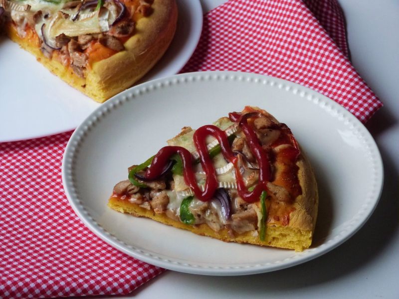 Marchewkowa pizza z kurczakiem